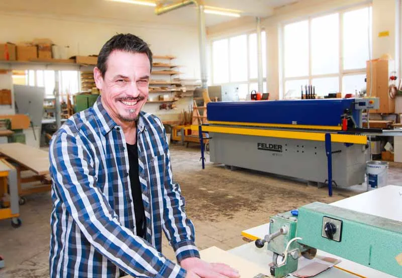 Tobias Heinlein an der Maschine in seiner Werkstatt